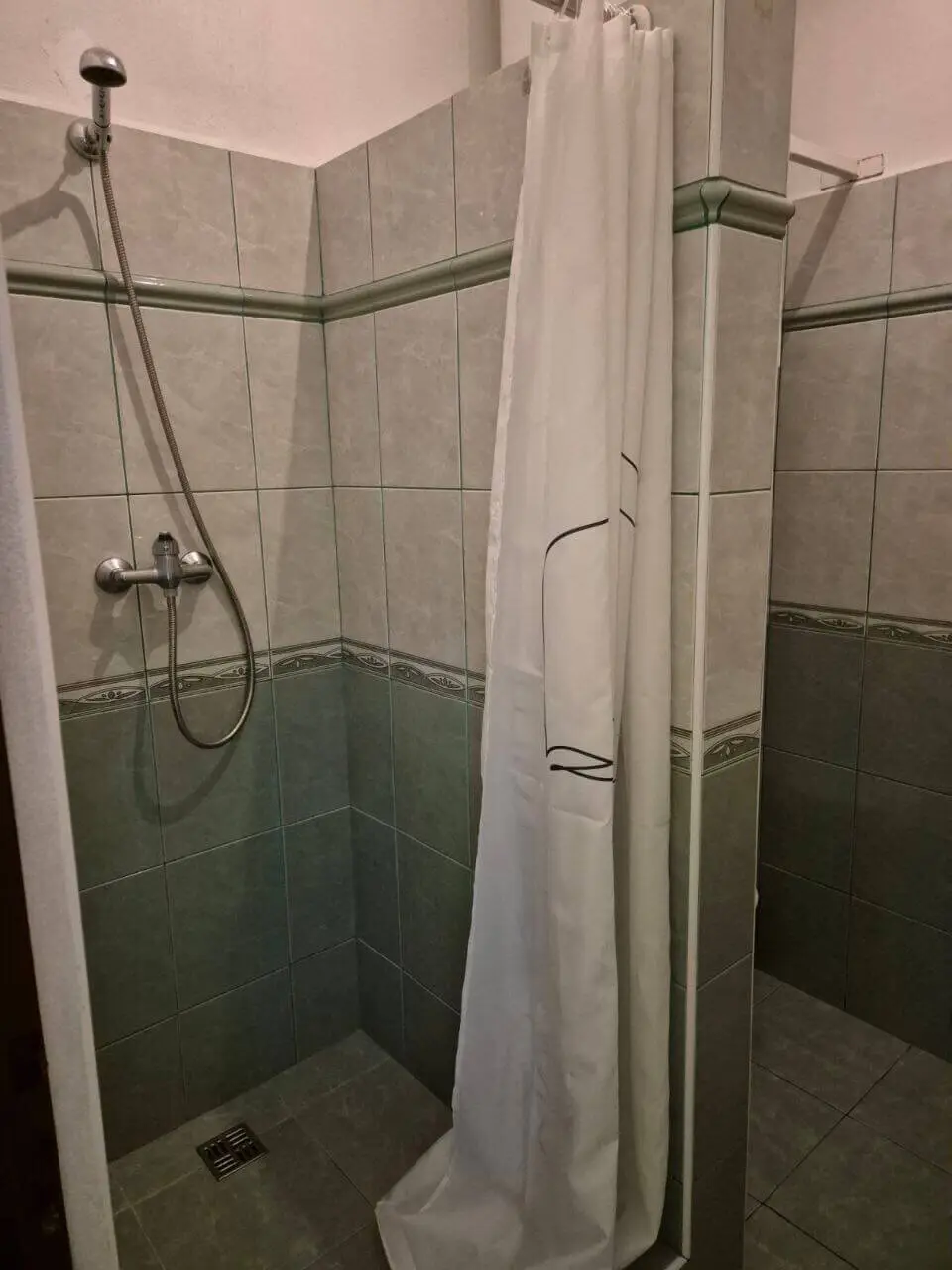 Душ в гуртожитку агенції Atlanta World